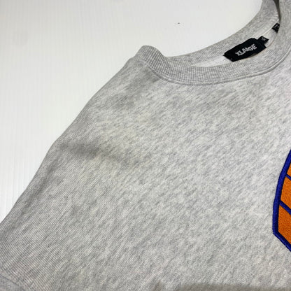 【中古品】【メンズ】 X-LARGE エクストララージ COLLEGE LOGO CREWNECK SWEAT 101223012003 カレッジロゴ クルーネック スウェット 長袖 トップス トレーナー 142-260703-yo-17-tei サイズ：XL カラー：グレー 万代Net店