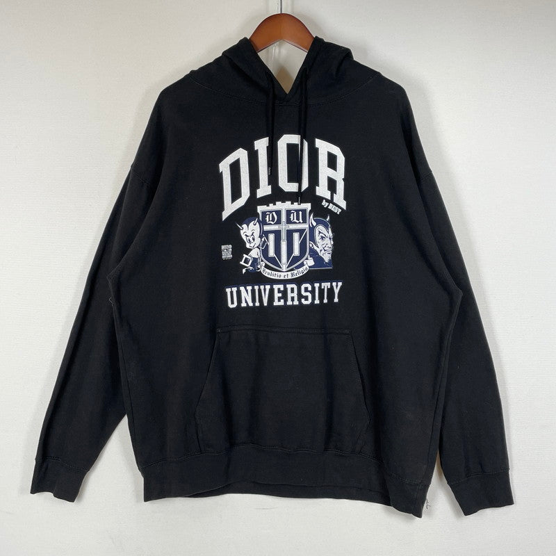 【中古品】【メンズ】 BREEZY EXCRSION ブリージー エクスカージョン BEST UNIVERSITY OF DIOR BOOTLEG BLACK HOODIE ベスト ユニバーシティ ブラック フーディ 長袖 トップス プルオーバーパーカー 145-260720-sa-15-tei サイズ：XL カラー：ブラック 万代Net店
