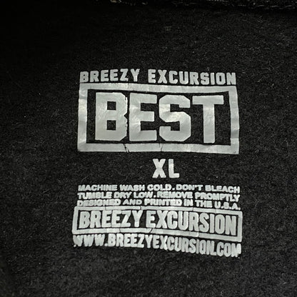 【中古品】【メンズ】 BREEZY EXCRSION ブリージー エクスカージョン BEST UNIVERSITY OF DIOR BOOTLEG BLACK HOODIE ベスト ユニバーシティ ブラック フーディ 長袖 トップス プルオーバーパーカー 145-260720-sa-15-tei サイズ：XL カラー：ブラック 万代Net店