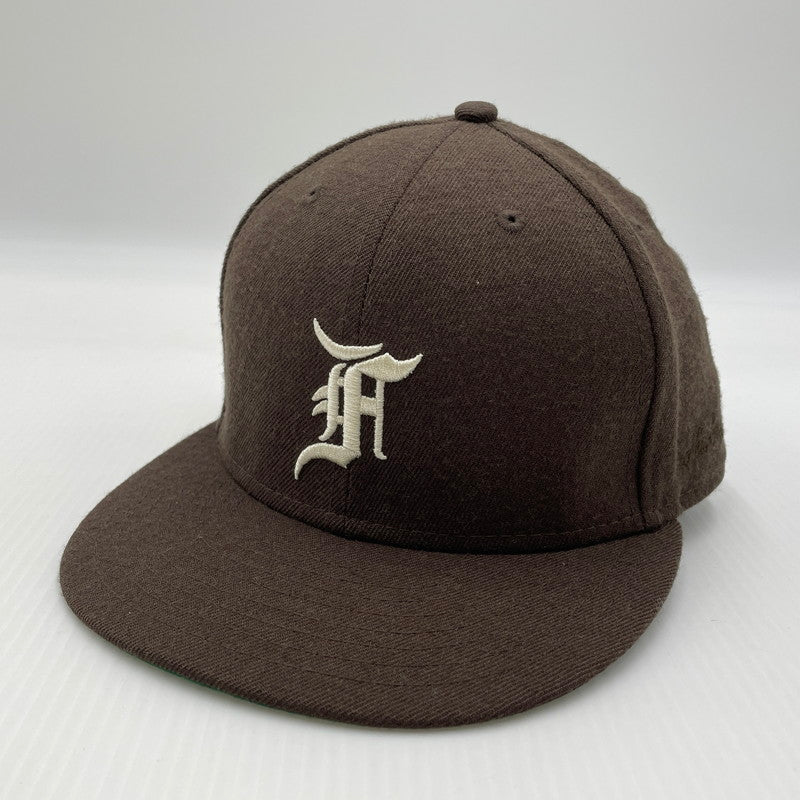 【中古品】【メンズ】 FEAR OF GOD ESSENTIALS フィアオブゴッド × NEW ERA ニューエラ 別注 コラボ FITTED CAP フィッテッド キャップ 帽子 185-260704-yo-14-tei サイズ：59.6cm カラー：ブラウン 万代Net店