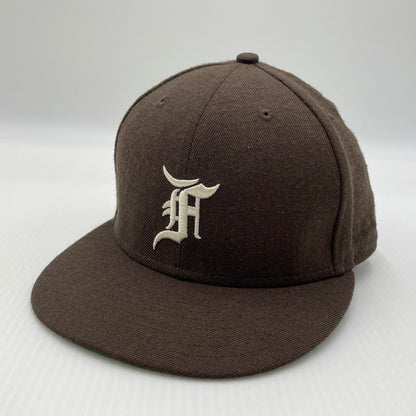 【中古品】【メンズ】 FEAR OF GOD ESSENTIALS フィアオブゴッド × NEW ERA ニューエラ 別注 コラボ FITTED CAP フィッテッド キャップ 帽子 185-260704-yo-14-tei サイズ：59.6cm カラー：ブラウン 万代Net店