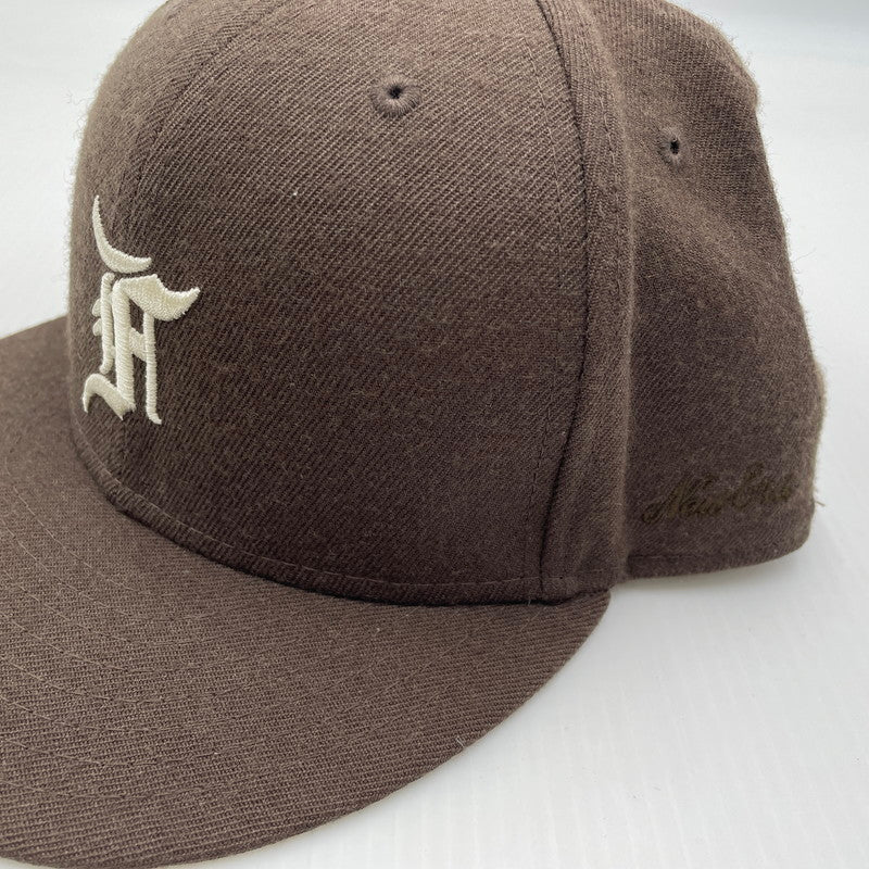 【中古品】【メンズ】 FEAR OF GOD ESSENTIALS フィアオブゴッド × NEW ERA ニューエラ 別注 コラボ FITTED CAP フィッテッド キャップ 帽子 185-260704-yo-14-tei サイズ：59.6cm カラー：ブラウン 万代Net店