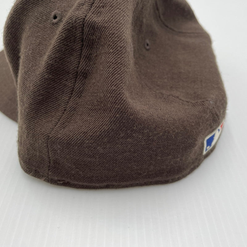 【中古品】【メンズ】 FEAR OF GOD ESSENTIALS フィアオブゴッド × NEW ERA ニューエラ 別注 コラボ FITTED CAP フィッテッド キャップ 帽子 185-260704-yo-14-tei サイズ：59.6cm カラー：ブラウン 万代Net店