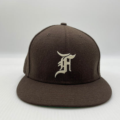 【中古品】【メンズ】 FEAR OF GOD ESSENTIALS フィアオブゴッド × NEW ERA ニューエラ 別注 コラボ FITTED CAP フィッテッド キャップ 帽子 185-260704-yo-14-tei サイズ：59.6cm カラー：ブラウン 万代Net店