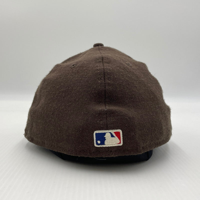 【中古品】【メンズ】 FEAR OF GOD ESSENTIALS フィアオブゴッド × NEW ERA ニューエラ 別注 コラボ FITTED CAP フィッテッド キャップ 帽子 185-260704-yo-14-tei サイズ：59.6cm カラー：ブラウン 万代Net店