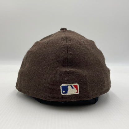 【中古品】【メンズ】 FEAR OF GOD ESSENTIALS フィアオブゴッド × NEW ERA ニューエラ 別注 コラボ FITTED CAP フィッテッド キャップ 帽子 185-260704-yo-14-tei サイズ：59.6cm カラー：ブラウン 万代Net店