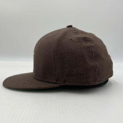 【中古品】【メンズ】 FEAR OF GOD ESSENTIALS フィアオブゴッド × NEW ERA ニューエラ 別注 コラボ FITTED CAP フィッテッド キャップ 帽子 185-260704-yo-14-tei サイズ：59.6cm カラー：ブラウン 万代Net店
