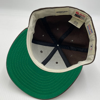【中古品】【メンズ】 FEAR OF GOD ESSENTIALS フィアオブゴッド × NEW ERA ニューエラ 別注 コラボ FITTED CAP フィッテッド キャップ 帽子 185-260704-yo-14-tei サイズ：59.6cm カラー：ブラウン 万代Net店