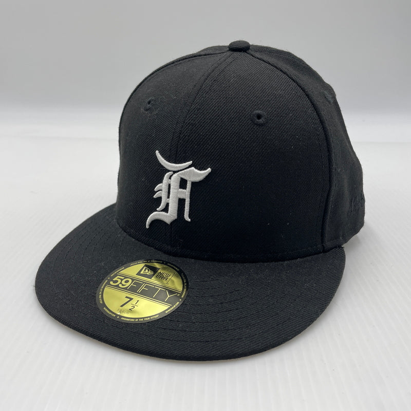 【中古品】【メンズ】 FEAR OF GOD ESSENTIALS フィアオブゴッド エッセンシャルズ × NEW ERA ニューエラ 別注 コラボ FITTED CAP フィットキャップ 帽子 ベースボールキャプ 185-260805-ko-05-tei カラー：ブラック 万代Net店