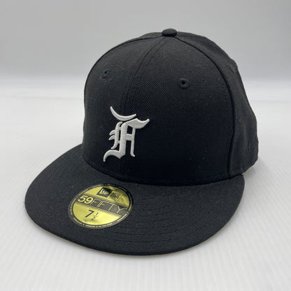 【中古品】【メンズ】 FEAR OF GOD ESSENTIALS フィアオブゴッド エッセンシャルズ × NEW ERA ニューエラ 別注 コラボ FITTED CAP フィットキャップ 帽子 ベースボールキャプ 185-260805-ko-05-tei カラー：ブラック 万代Net店