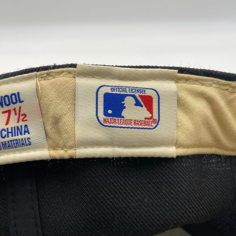 【中古品】【メンズ】 FEAR OF GOD ESSENTIALS フィアオブゴッド エッセンシャルズ × NEW ERA ニューエラ 別注 コラボ FITTED CAP フィットキャップ 帽子 ベースボールキャプ 185-260805-ko-05-tei カラー：ブラック 万代Net店