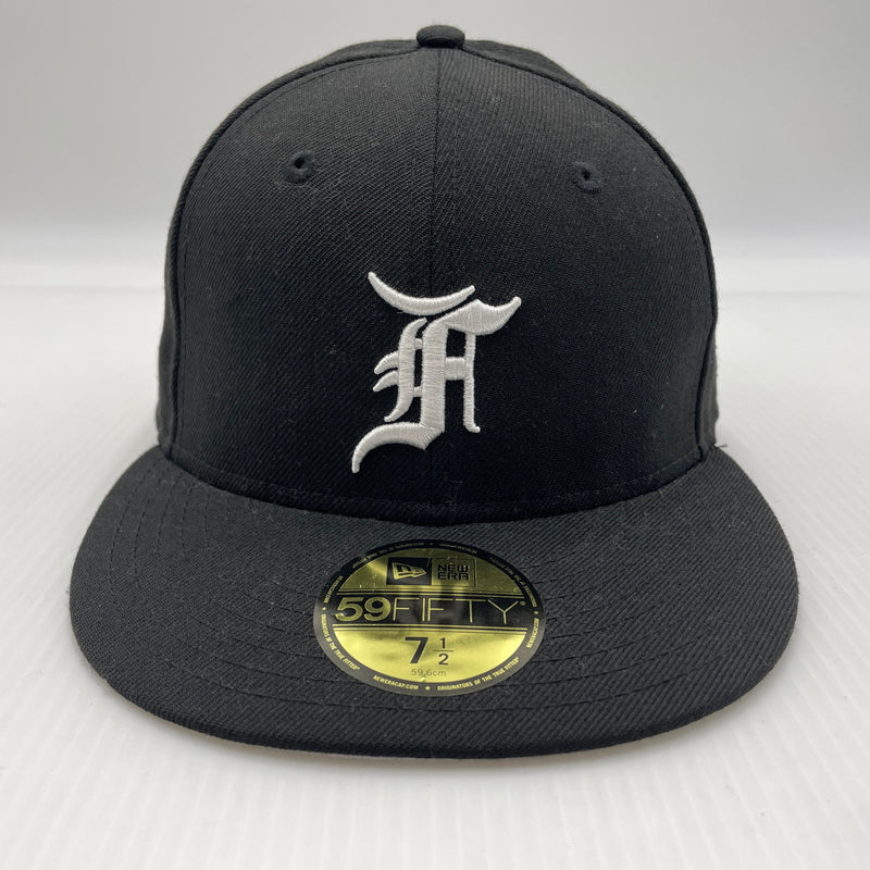 【中古品】【メンズ】 FEAR OF GOD ESSENTIALS フィアオブゴッド エッセンシャルズ × NEW ERA ニューエラ 別注 コラボ FITTED CAP フィットキャップ 帽子 ベースボールキャプ 185-260805-ko-05-tei カラー：ブラック 万代Net店