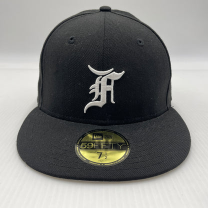 【中古品】【メンズ】 FEAR OF GOD ESSENTIALS フィアオブゴッド エッセンシャルズ × NEW ERA ニューエラ 別注 コラボ FITTED CAP フィットキャップ 帽子 ベースボールキャプ 185-260805-ko-05-tei カラー：ブラック 万代Net店