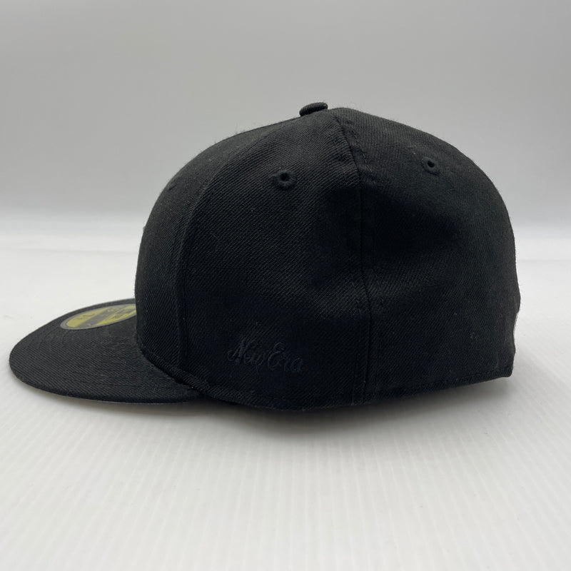 【中古品】【メンズ】 FEAR OF GOD ESSENTIALS フィアオブゴッド エッセンシャルズ × NEW ERA ニューエラ 別注 コラボ FITTED CAP フィットキャップ 帽子 ベースボールキャプ 185-260805-ko-05-tei カラー：ブラック 万代Net店