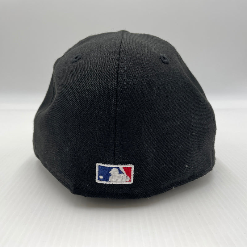 【中古品】【メンズ】 FEAR OF GOD ESSENTIALS フィアオブゴッド エッセンシャルズ × NEW ERA ニューエラ 別注 コラボ FITTED CAP フィットキャップ 帽子 ベースボールキャプ 185-260805-ko-05-tei カラー：ブラック 万代Net店