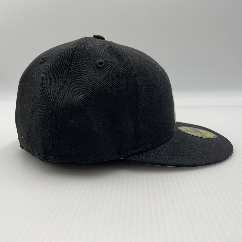 【中古品】【メンズ】 FEAR OF GOD ESSENTIALS フィアオブゴッド エッセンシャルズ × NEW ERA ニューエラ 別注 コラボ FITTED CAP フィットキャップ 帽子 ベースボールキャプ 185-260805-ko-05-tei カラー：ブラック 万代Net店