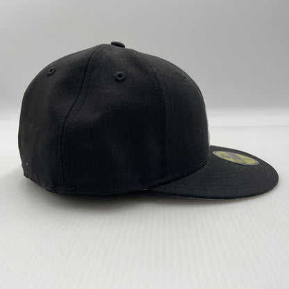 【中古品】【メンズ】 FEAR OF GOD ESSENTIALS フィアオブゴッド エッセンシャルズ × NEW ERA ニューエラ 別注 コラボ FITTED CAP フィットキャップ 帽子 ベースボールキャプ 185-260805-ko-05-tei カラー：ブラック 万代Net店