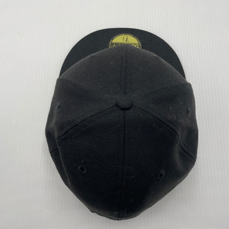 【中古品】【メンズ】 FEAR OF GOD ESSENTIALS フィアオブゴッド エッセンシャルズ × NEW ERA ニューエラ 別注 コラボ FITTED CAP フィットキャップ 帽子 ベースボールキャプ 185-260805-ko-05-tei カラー：ブラック 万代Net店