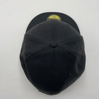 【中古品】【メンズ】 FEAR OF GOD ESSENTIALS フィアオブゴッド エッセンシャルズ × NEW ERA ニューエラ 別注 コラボ FITTED CAP フィットキャップ 帽子 ベースボールキャプ 185-260805-ko-05-tei カラー：ブラック 万代Net店