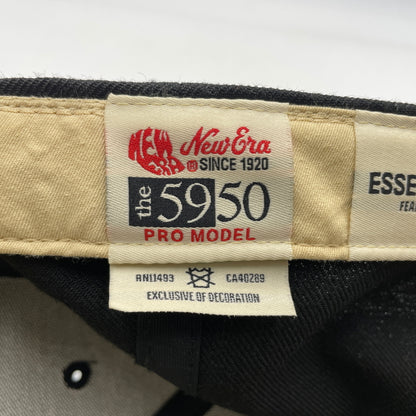 【中古品】【メンズ】 FEAR OF GOD ESSENTIALS フィアオブゴッド エッセンシャルズ × NEW ERA ニューエラ 別注 コラボ FITTED CAP フィットキャップ 帽子 ベースボールキャプ 185-260805-ko-05-tei カラー：ブラック 万代Net店