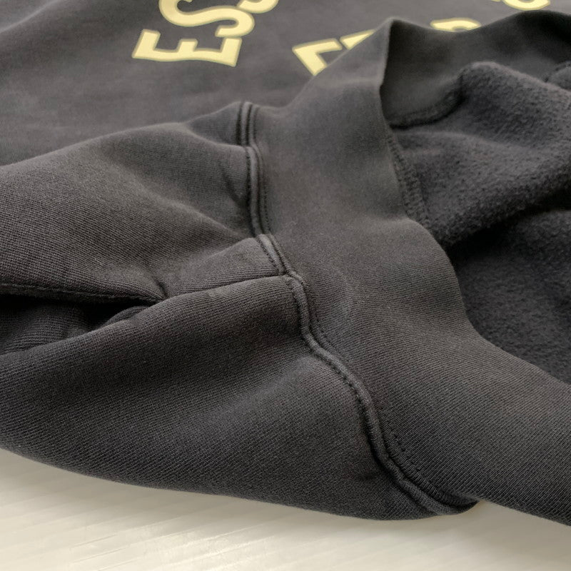 【中古品】【メンズ】 Fear of God ESSENTIALS フィアオブゴッド エッセンシャルズ CAMPUS 90's HOODIE キャンパス ナインティズ フーディ トップス プルオーバーパーカー 142-260524-ko-19-tei サイズ：L カラー：ブラック系 万代Net店