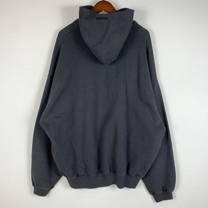 【中古品】【メンズ】 Fear of God ESSENTIALS フィアオブゴッド エッセンシャルズ CAMPUS 90's HOODIE キャンパス ナインティズ フーディ トップス プルオーバーパーカー 142-260524-ko-19-tei サイズ：L カラー：ブラック系 万代Net店