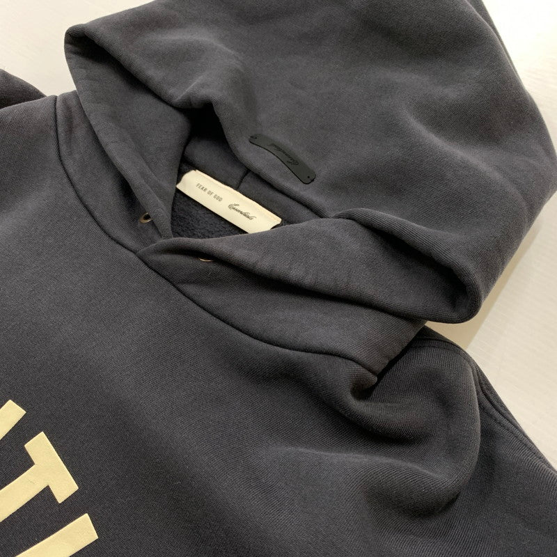 【中古品】【メンズ】 Fear of God ESSENTIALS フィアオブゴッド エッセンシャルズ CAMPUS 90's HOODIE キャンパス ナインティズ フーディ トップス プルオーバーパーカー 142-260524-ko-19-tei サイズ：L カラー：ブラック系 万代Net店