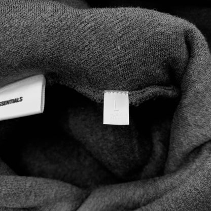 【中古品】【メンズ】 FOG ESSENTIALS フィアオブゴッド エッセンシャルズ CLASSIC HOODIE クラシック フーディ トップス プルオーバーパーカー 142-260530-ko-05-tei サイズ：L カラー：グレー 万代Net店