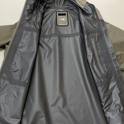 【中古品】【メンズ】 THE NORTH FACE ザ・ノースフェイス HIKERS JACKET GORE-TEX NP12610 ハイカーズジャケット ライトアウター ナイロンジャケット 144-260603-ss-03-tei サイズ：M カラー：ストーンスラブ 万代Net店