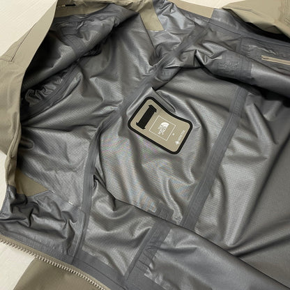 【中古品】【メンズ】 THE NORTH FACE ザ・ノースフェイス HIKERS JACKET GORE-TEX NP12610 ハイカーズジャケット ライトアウター ナイロンジャケット 144-260603-ss-03-tei サイズ：M カラー：ストーンスラブ 万代Net店