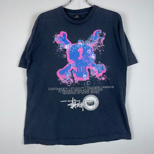 【中古品】【メンズ】 STUSSY ステューシー × CUSTOMADE NO3 DAGGERS DRAWN カスタムメイド ダガーズドローン 別注コラボ SKULL S/S TEE スカル ショートスリーブ Tシャツ 半袖トップス 142-260603-ss-07-tei サイズ：不明 カラー：ネイビー 万代Net店