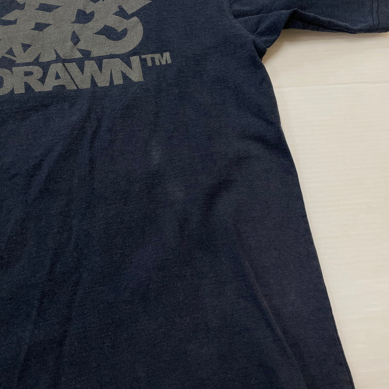 【中古品】【メンズ】 STUSSY ステューシー × CUSTOMADE NO3 DAGGERS DRAWN カスタムメイド ダガーズドローン 別注コラボ SKULL S/S TEE スカル ショートスリーブ Tシャツ 半袖トップス 142-260603-ss-07-tei サイズ：不明 カラー：ネイビー 万代Net店