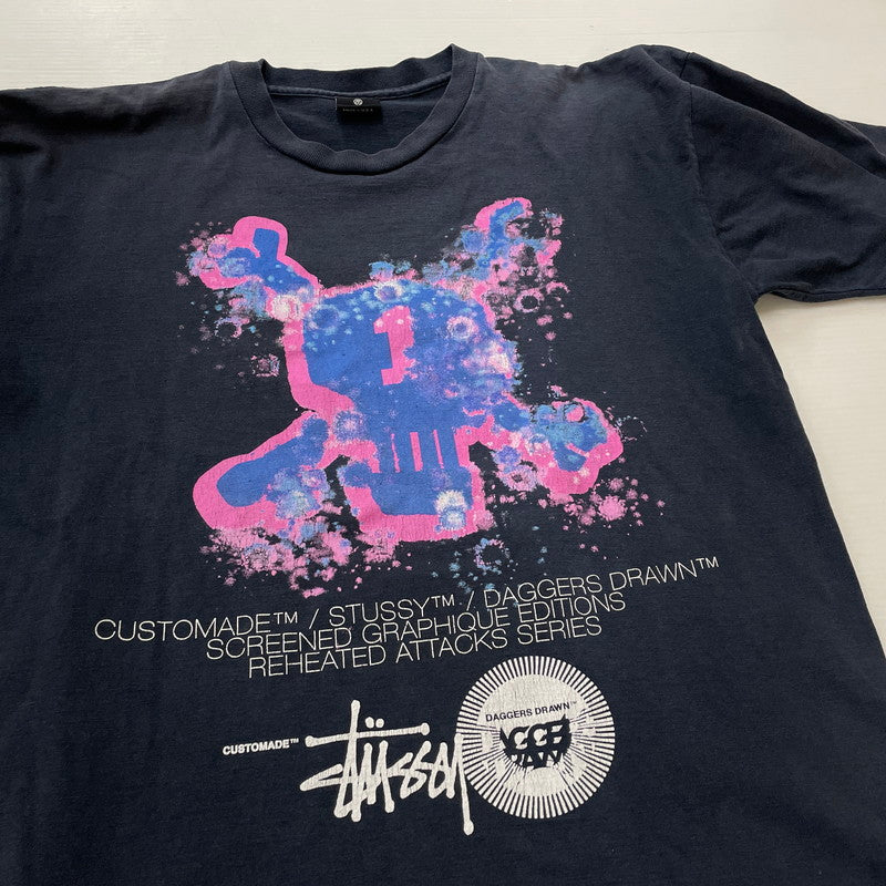 【中古品】【メンズ】 STUSSY ステューシー × CUSTOMADE NO3 DAGGERS DRAWN カスタムメイド ダガーズドローン 別注コラボ SKULL S/S TEE スカル ショートスリーブ Tシャツ 半袖トップス 142-260603-ss-07-tei サイズ：不明 カラー：ネイビー 万代Net店