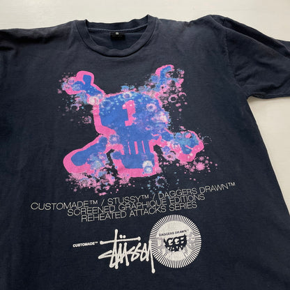 【中古品】【メンズ】 STUSSY ステューシー × CUSTOMADE NO3 DAGGERS DRAWN カスタムメイド ダガーズドローン 別注コラボ SKULL S/S TEE スカル ショートスリーブ Tシャツ 半袖トップス 142-260603-ss-07-tei サイズ：不明 カラー：ネイビー 万代Net店