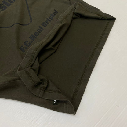 【中古品】【メンズ】 F.C.R.B. エフシーレアルブリストル EMBLEM S/S TEE FCRB-202075 エンブレム ショートスリーブ Tシャツ 半袖トップス 142-260716-ss-01-tei サイズ：S カラー：カーキ 万代Net店