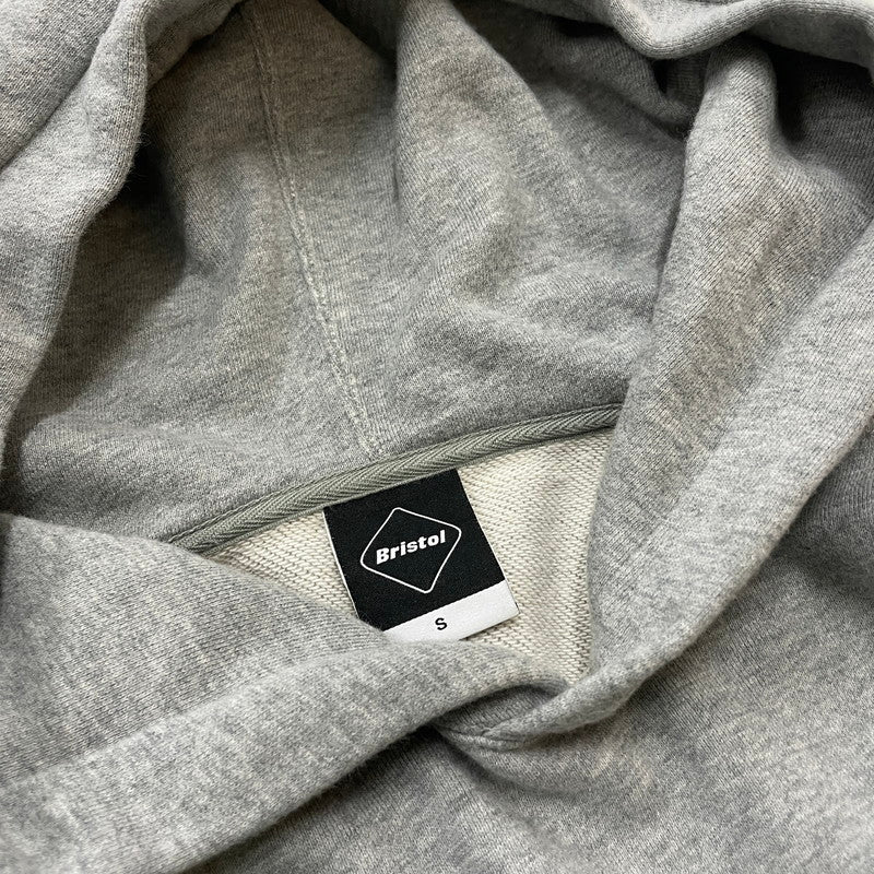 【中古品】【メンズ】 F.C.R.B. エフシーアールビー PATCH LOGO HOODIE FCRB-190058 パッチ ロゴ フーディ 長袖 トップス プルオーバーパーカー 142-260606-yo-19-tei サイズ：S カラー：グレー 万代Net店