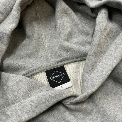 【中古品】【メンズ】 F.C.R.B. エフシーアールビー PATCH LOGO HOODIE FCRB-190058 パッチ ロゴ フーディ 長袖 トップス プルオーバーパーカー 142-260606-yo-19-tei サイズ：S カラー：グレー 万代Net店