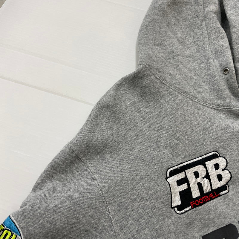 【中古品】【メンズ】 F.C.R.B. エフシーアールビー PATCH LOGO HOODIE FCRB-190058 パッチ ロゴ フーディ 長袖 トップス プルオーバーパーカー 142-260606-yo-19-tei サイズ：S カラー：グレー 万代Net店