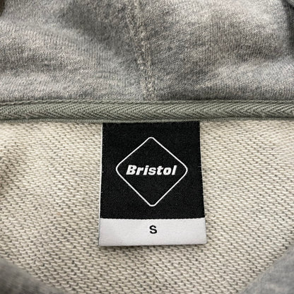 【中古品】【メンズ】 F.C.R.B. エフシーアールビー PATCH LOGO HOODIE FCRB-190058 パッチ ロゴ フーディ 長袖 トップス プルオーバーパーカー 142-260606-yo-19-tei サイズ：S カラー：グレー 万代Net店