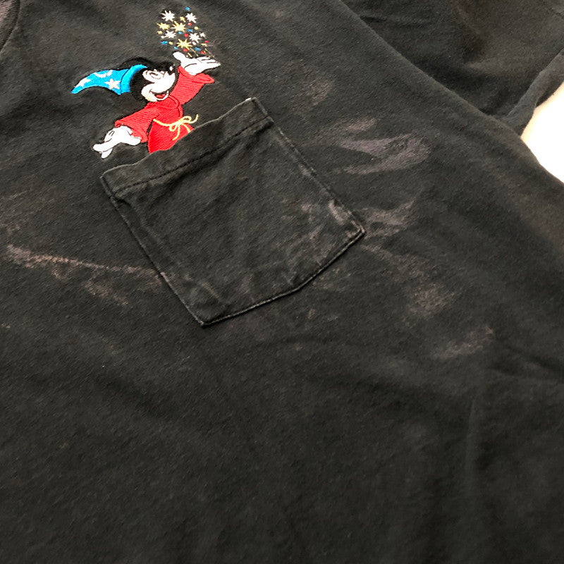【現状渡し品】【メンズ】 DISNEY ディズニー POCKET SORCERER TEE ポケット ソーサラー Tシャツ 半袖 トップス 145-260711-sa-06-tei サイズ：XXL カラー：ブラック 万代Net店