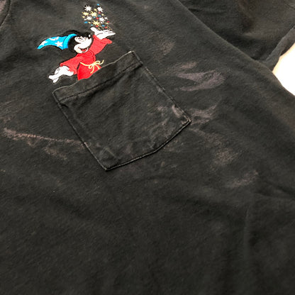 【現状渡し品】【メンズ】 DISNEY ディズニー POCKET SORCERER TEE ポケット ソーサラー Tシャツ 半袖 トップス 145-260711-sa-06-tei サイズ：XXL カラー：ブラック 万代Net店