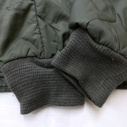 【中古品】【メンズ】 US.ARMY アメリカ軍 CWU-9/P QUILTING LINER JACKET DLA100-81-C-3079 キルティング ライナージャケット ライトアウター 145-260606-yo-03-tei サイズ：M カラー：カーキ 万代Net店