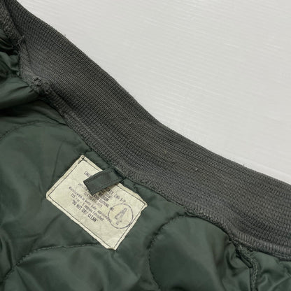 【中古品】【メンズ】 US.ARMY アメリカ軍 CWU-9/P QUILTING LINER JACKET DLA100-81-C-3079 キルティング ライナージャケット ライトアウター 145-260606-yo-03-tei サイズ：M カラー：カーキ 万代Net店