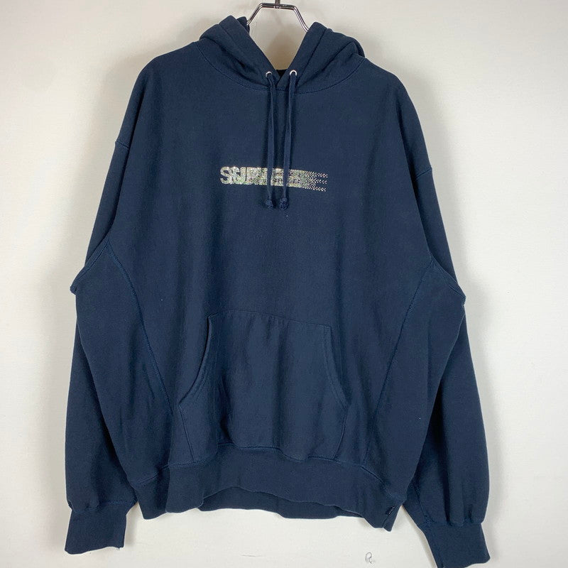 【中古品】【メンズ】 Supreme シュプリーム × SWAROVSKI スワロフスキー 別注 コラボ 25AW MOTION LOGO HOODED SWEATSHIRT モーション ロゴ フーデッド スウェット トップス プルオーバーパーカー 149-260610-ko-15-tei サイズ：XL カラー：ネイビー 万代Net店