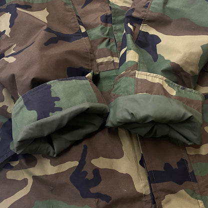 【現状渡し品】【メンズ】 ECWCS エクワックス COLD WEATHER PARKA CAMOUFLAGE コールドウェザー パーカー カモフラージュ ライトアウター ミリタリージャケット 145-260613-ss-02-tei サイズ：L カラー：カモ 万代Net店