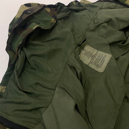 【現状渡し品】【メンズ】 ECWCS エクワックス COLD WEATHER PARKA CAMOUFLAGE コールドウェザー パーカー カモフラージュ ライトアウター ミリタリージャケット 145-260613-ss-02-tei サイズ：L カラー：カモ 万代Net店