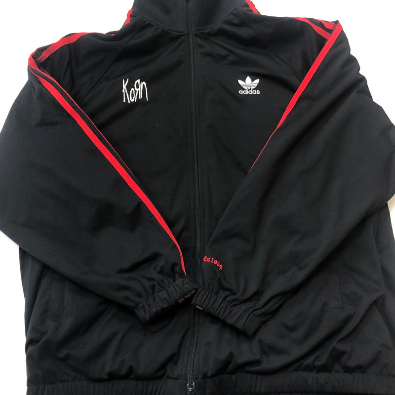 【中古品】【メンズ】 ADIDAS アディダス × KORN コーン 別注 コラボ TRACK TOP JG1341 トラック トップ 長袖 トップス 148-260609-sa-08-tei サイズ：2XL カラー：ブラックレッド 万代Net店