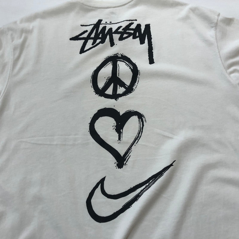 【現状渡し品】【メンズ】 NIKE NRG ナイキ × STUSSY ステューシー 別注 コラボ PEACE LOVE SWOOSH S/S TEE DM4942-121 ピースラブ スムース ショートスリーブ Tシャツ トップス 半袖 142-260609-sa-12-tei サイズ：L カラー：ホワイト 万代Net店
