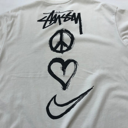【現状渡し品】【メンズ】 NIKE NRG ナイキ × STUSSY ステューシー 別注 コラボ PEACE LOVE SWOOSH S/S TEE DM4942-121 ピースラブ スムース ショートスリーブ Tシャツ トップス 半袖 142-260609-sa-12-tei サイズ：L カラー：ホワイト 万代Net店