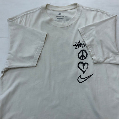 【現状渡し品】【メンズ】 NIKE NRG ナイキ × STUSSY ステューシー 別注 コラボ PEACE LOVE SWOOSH S/S TEE DM4942-121 ピースラブ スムース ショートスリーブ Tシャツ トップス 半袖 142-260609-sa-12-tei サイズ：L カラー：ホワイト 万代Net店